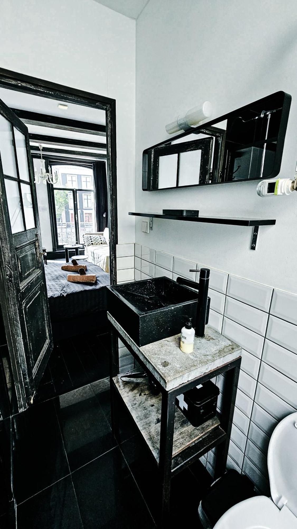 The Black Beauty Private Studio With Canal View From 1799 Amsterdam Exteriér fotografie